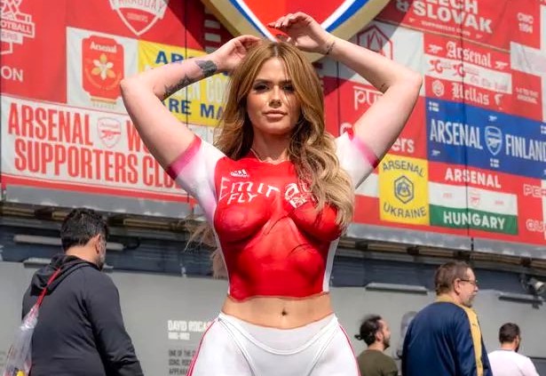 OnlyFans star and Arsenal superfan Arabella Mia wowed fans by painting the team’s kit onto her bare skin, showcasing her dedication and love for the Gunners in style.