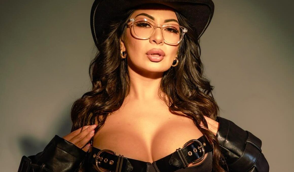 Model Cami Strella reveals she earned $18,000 from a fan who paid for a video of her dad saying he’s proud of her, turning a bizarre request into viral internet fame.