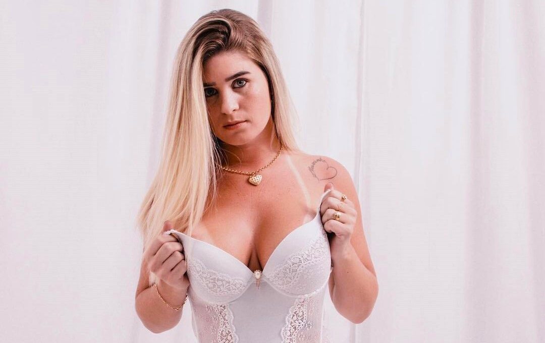 Brazilian influencer Débora Peixoto earns £84 per viewer by livestreaming herself sleeping, attracting fans who find comfort and connection in her quiet nightly routine.