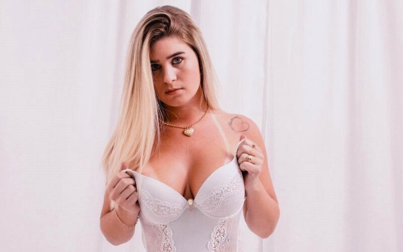 Brazilian influencer Débora Peixoto earns £84 per viewer by livestreaming herself sleeping, attracting fans who find comfort and connection in her quiet nightly routine.