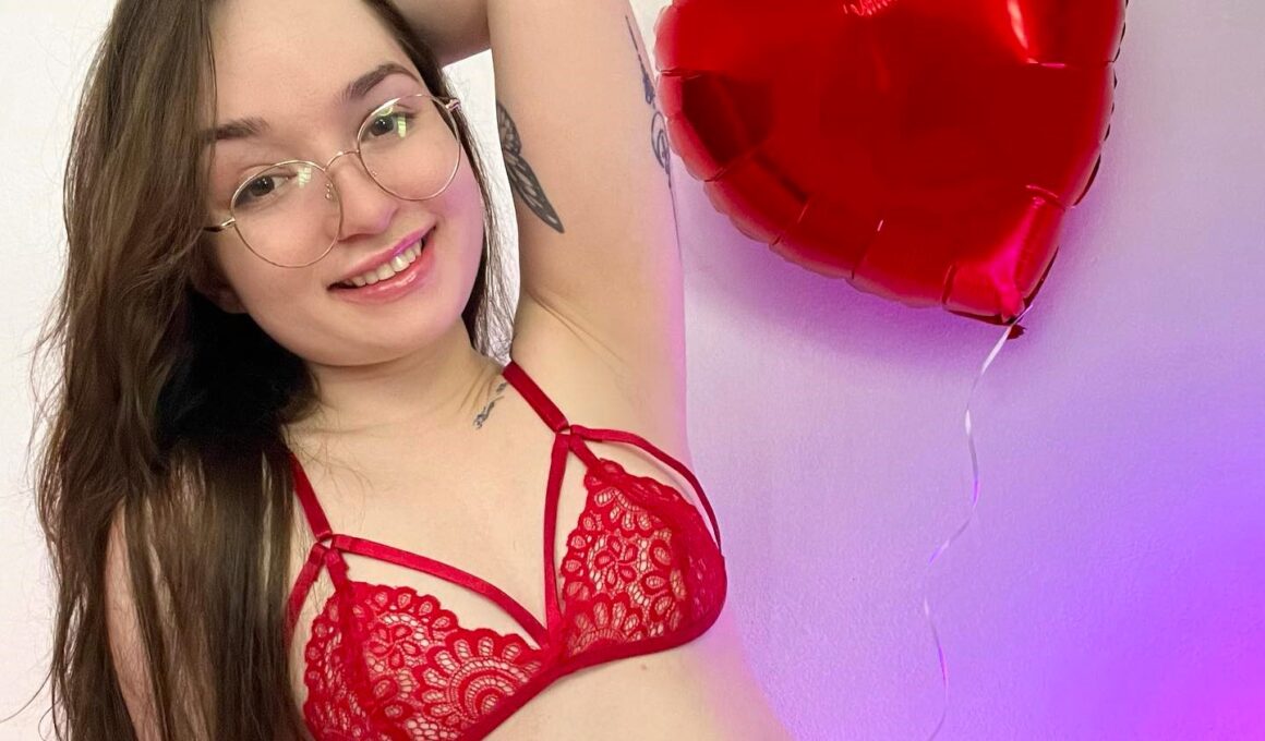 Babi Palomas. posing for a picture - nudenewz