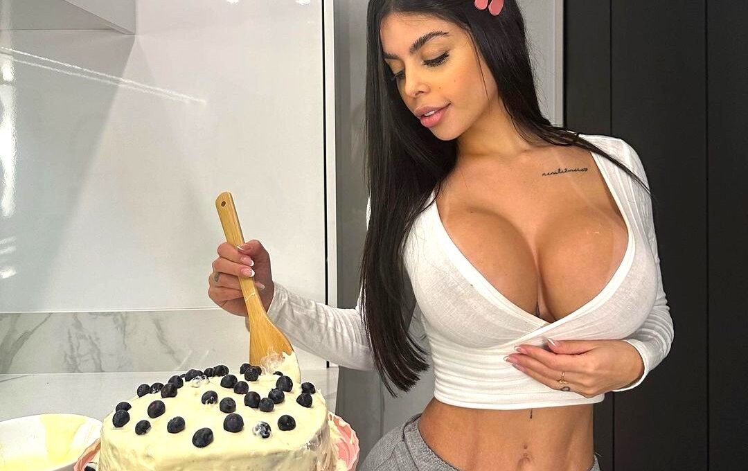 Brazilian influencer Jaiane Lima says mall security removed her for skimpy clothes sparking debate over body shaming and women's freedom to dress as they choose today.!!