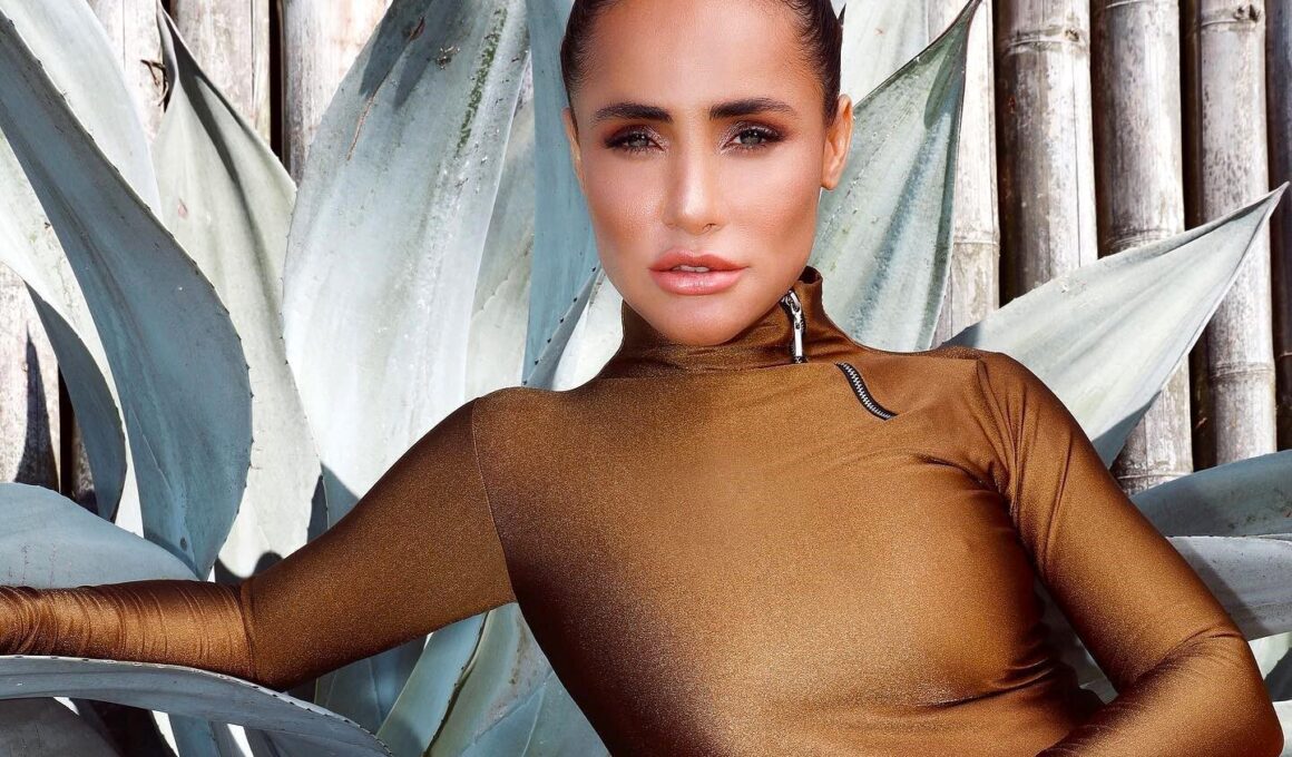 Wanessa Moura posing for a picture - NudeNewz