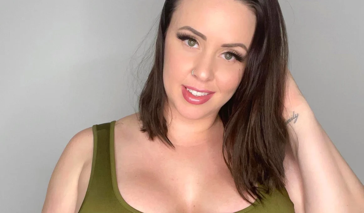 OnlyFans model Jesse Switch posing for a photo - NudeNewz