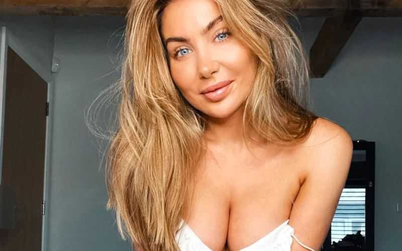 OnlyFans model Bonnie Locket posing for a photo - NudeNewz