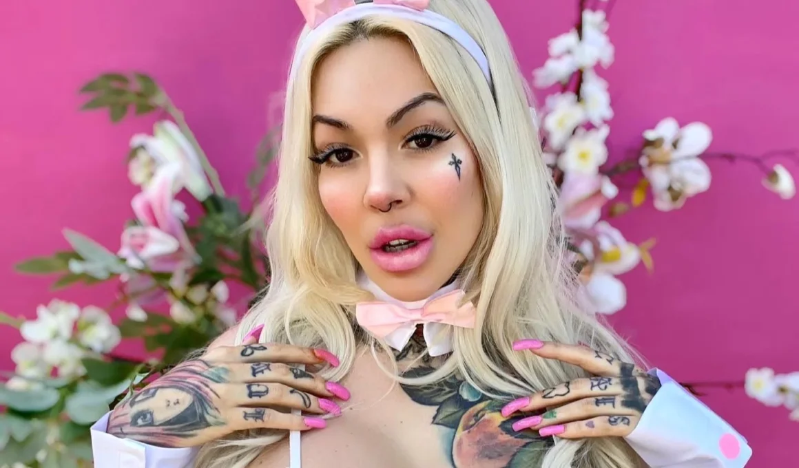 Onlyfans model Jennafer Lee after posing for a photo - NudeNewz