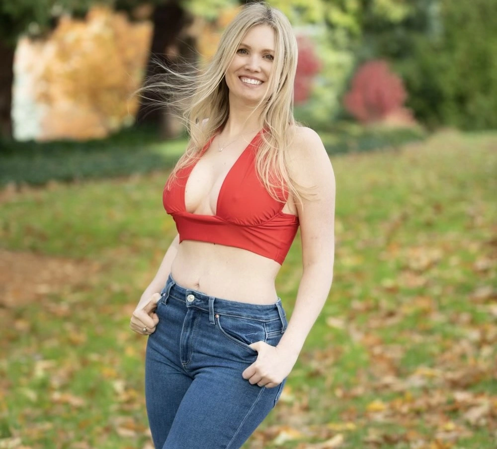 Holly Jane posing for a photo - NudeNewz