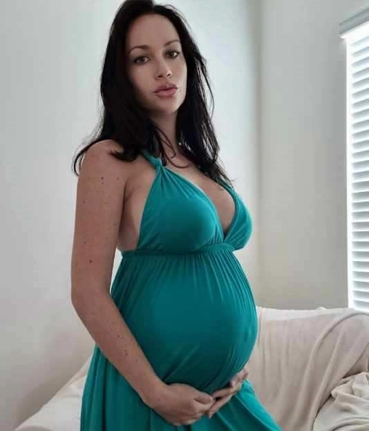Amy Kupps showing off her baby bump - NudeNewz