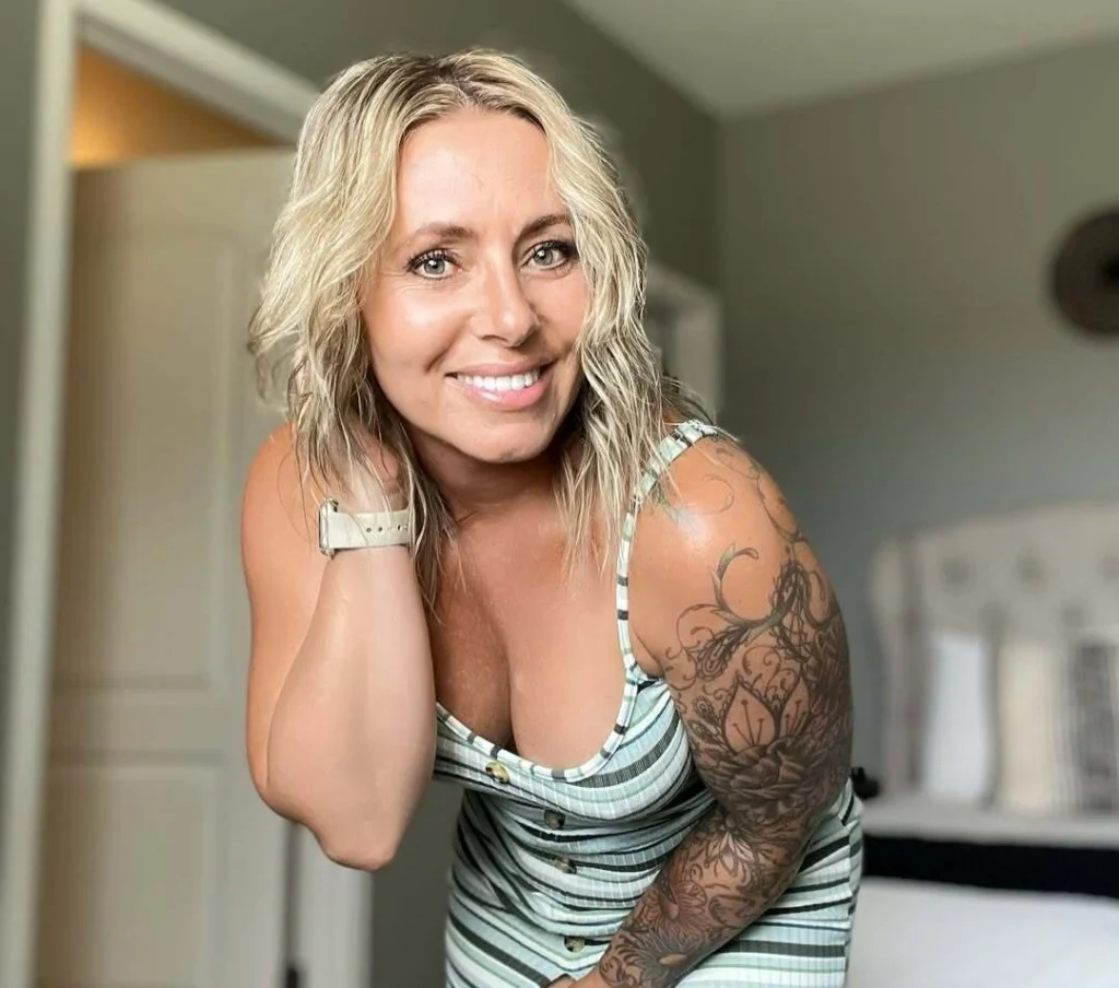 OnlyFans model Lisa Tooley posing for a photo - NudeNewz