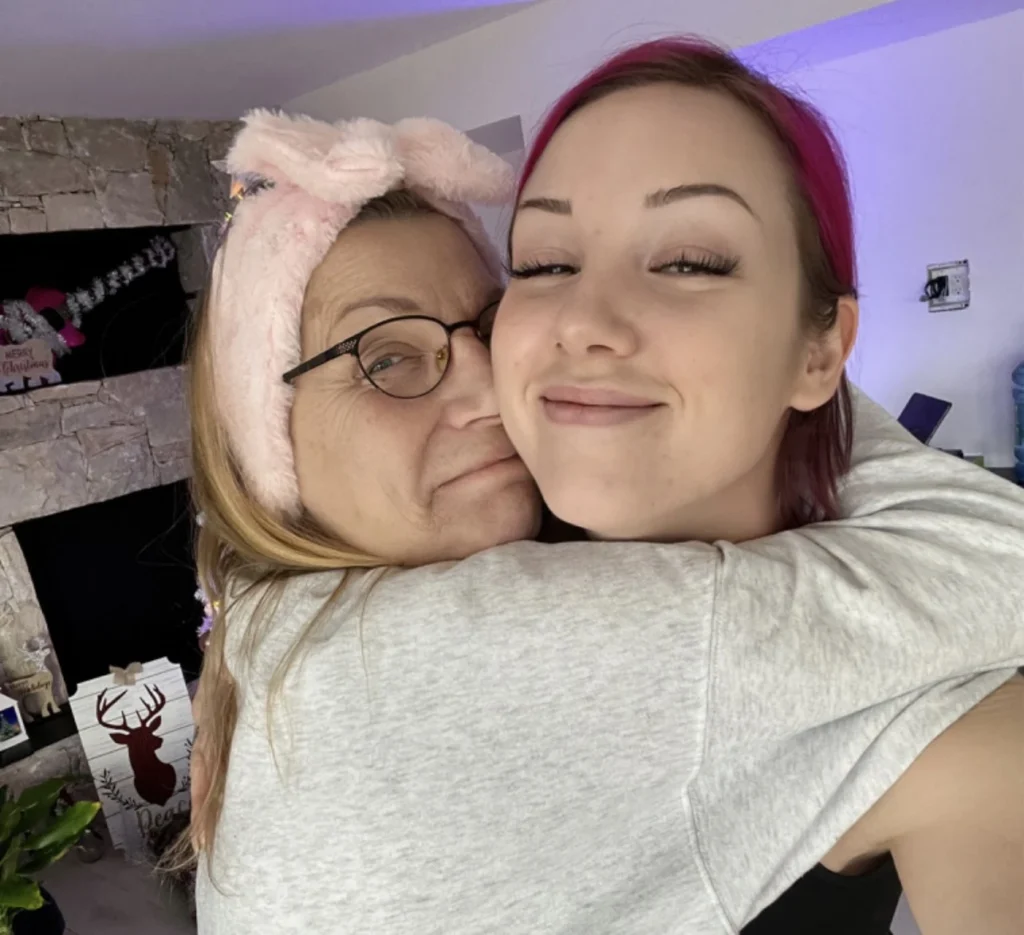 Sofia with mum Samantha - NudeNewz