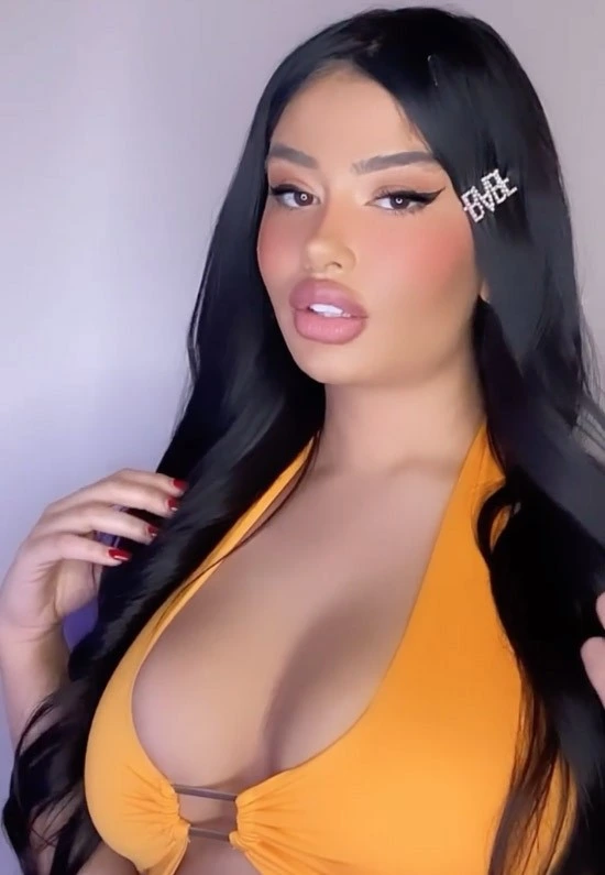 Model Julia Medeiros posing for a photo - NudeNewz