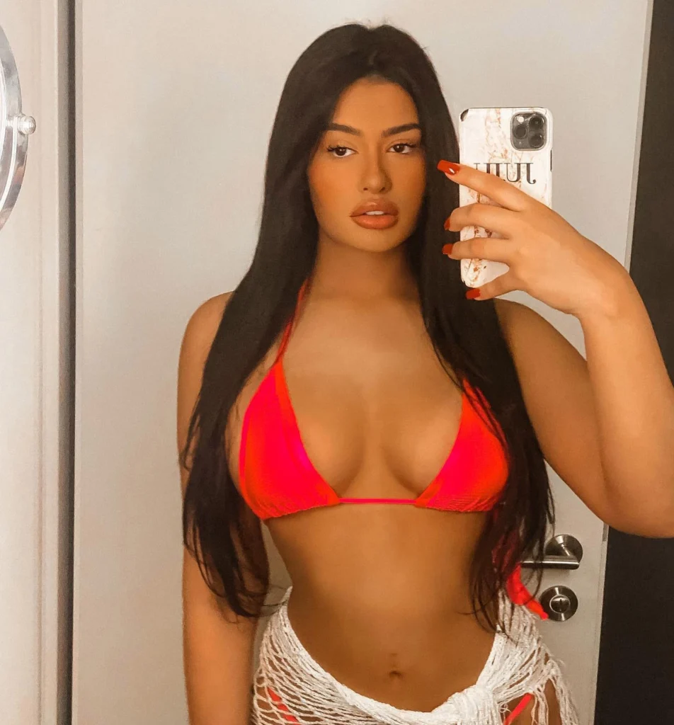 Model Julia Medeiros posing for a photo - NudeNewz