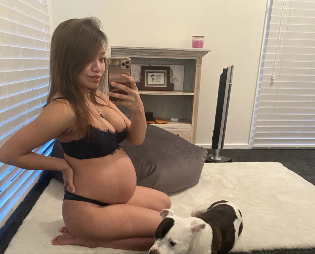 Emily Mai posing while pregnant - NudeNewz