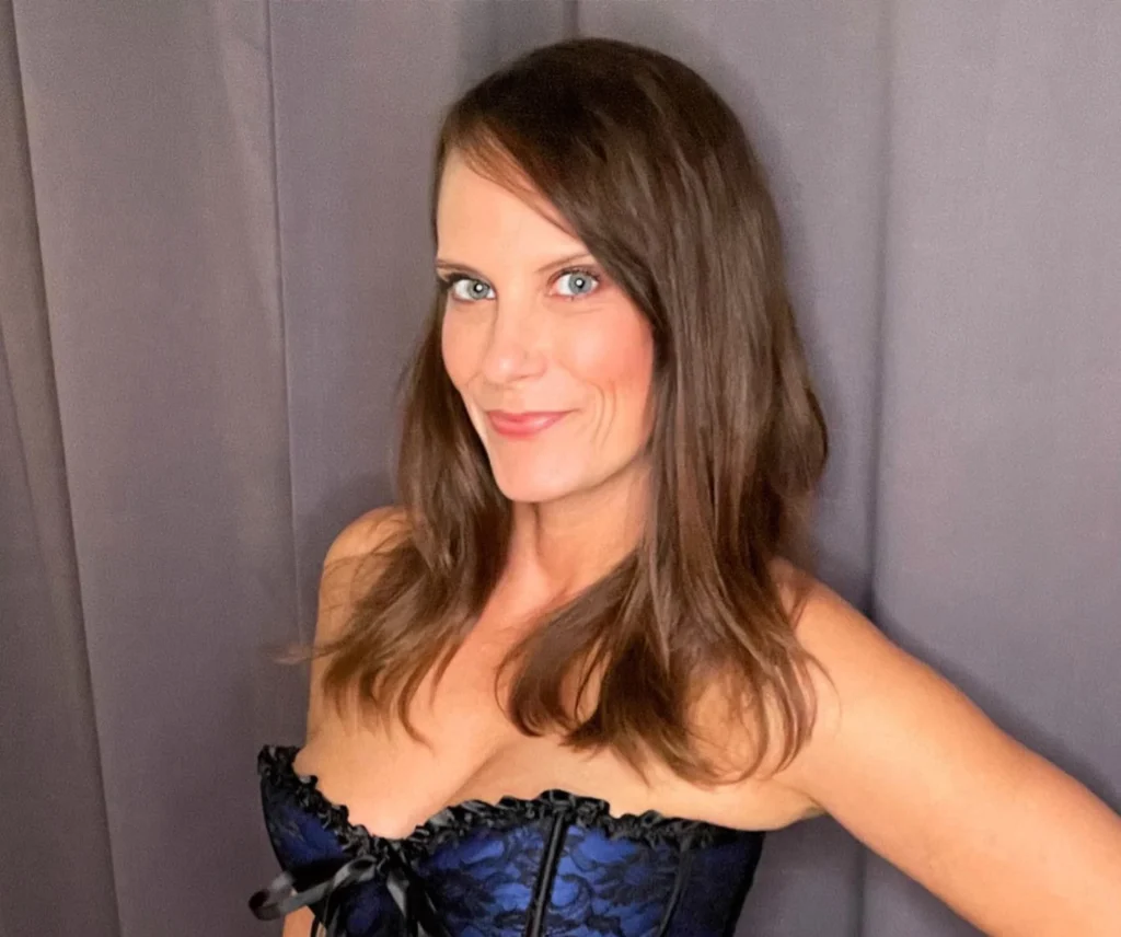 OnlyFans model Annabelle Peaches for a photo - NudeNewz