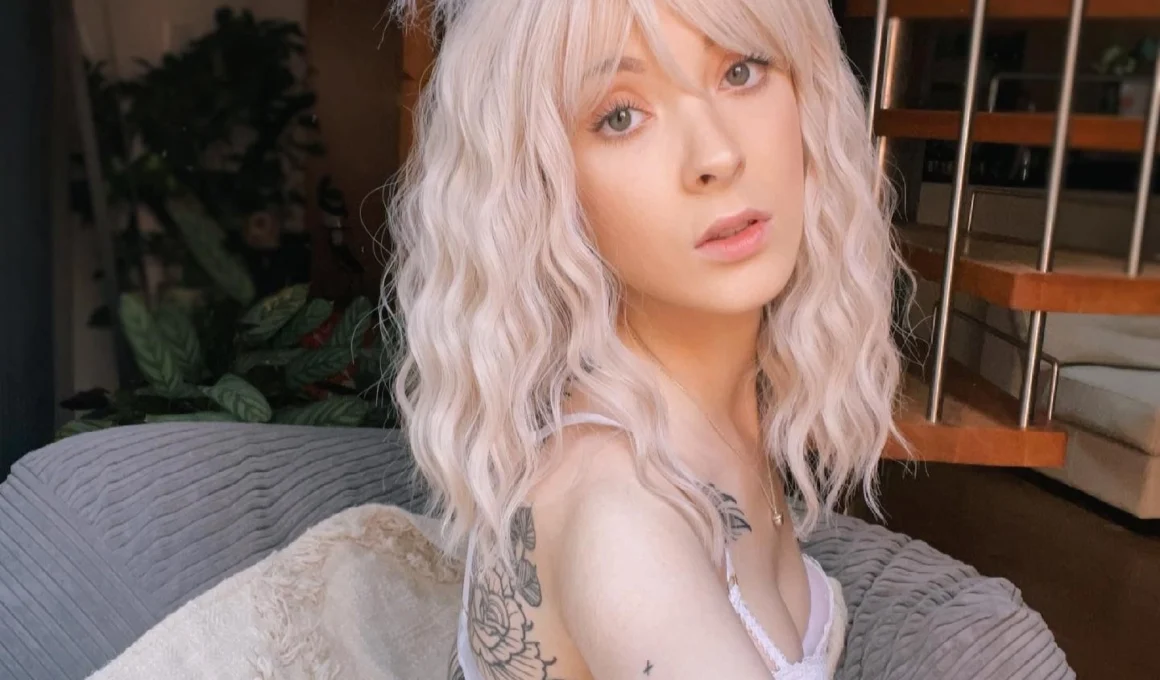 OnlyFans model Jade Vow posing for a photo - NudeNewz