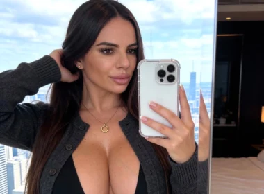 OnlyFans model Raissa Bellini posing for a photo - NudeNewz