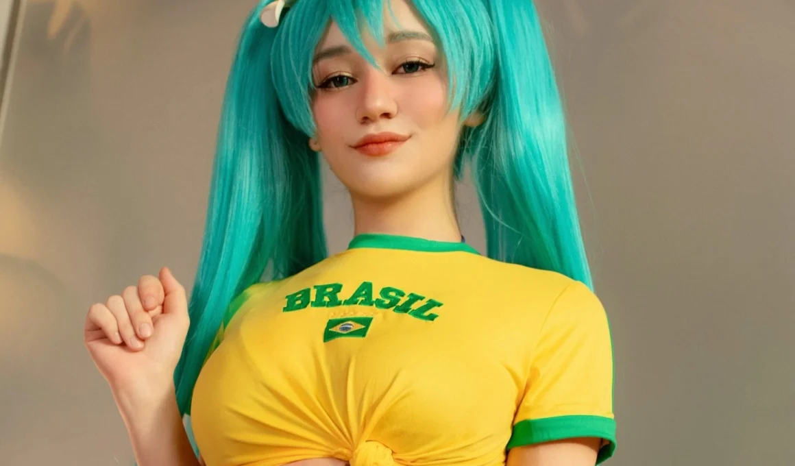 OnlyFans model Donna Mendoza posing for a photo - NudeNewz