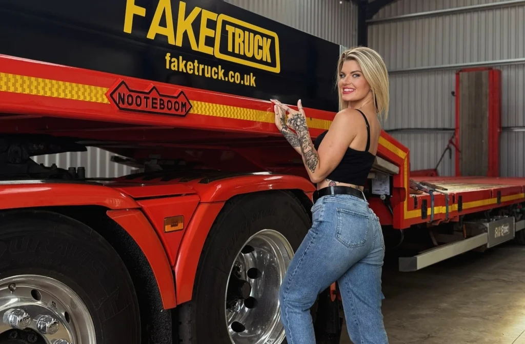 Model Robyn Quinn posing for a photo - NudeNewz