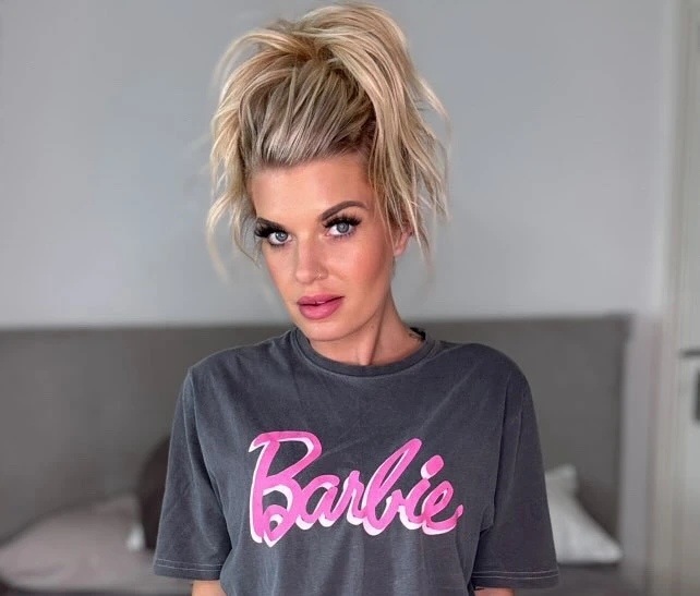 Model Robyn Quinn posing for a photo - NudeNewz