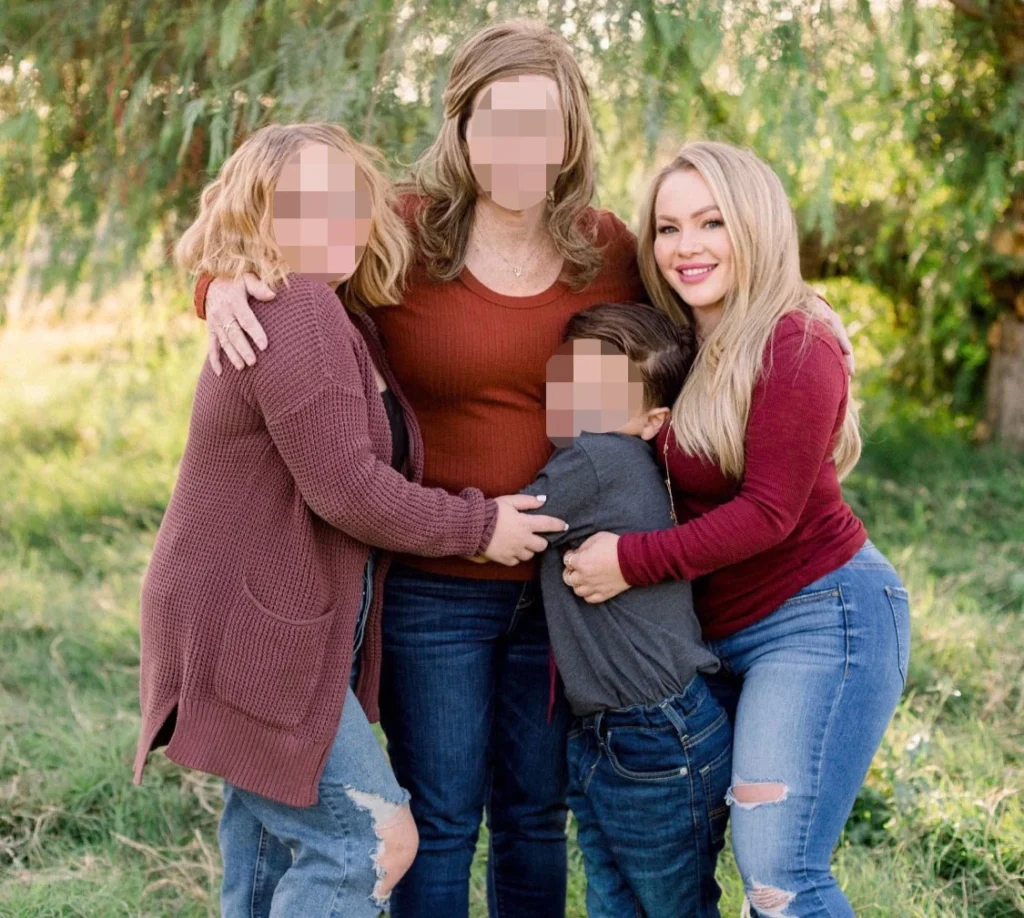 Nicole Desmond (R) with her mum (C) and her two children - NudeNewz