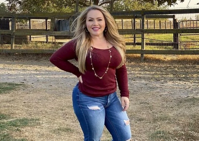 OnlyFans model Nicole Desmond posing for a photo - NudeNewz