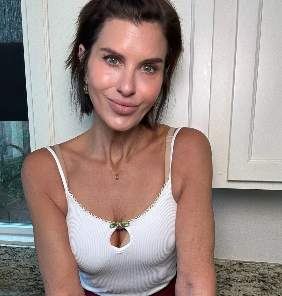 Model Jennie Lynnie posing for a photo - NudeNewz