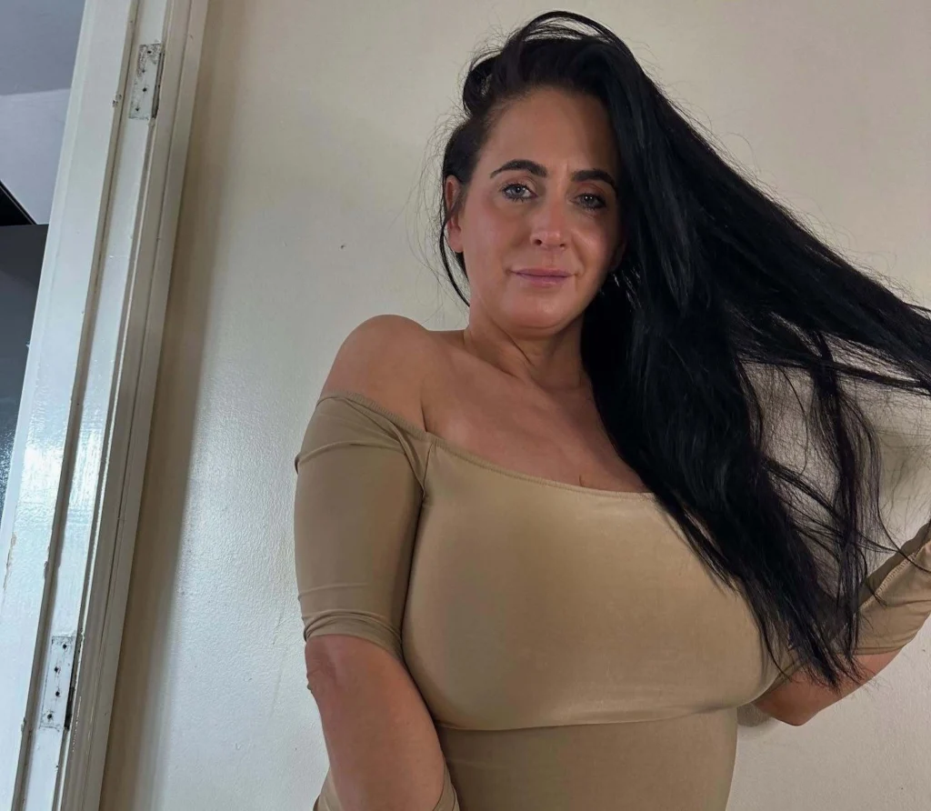 OnlyFans model Lisa Ross posing for a photo - NudeNewz