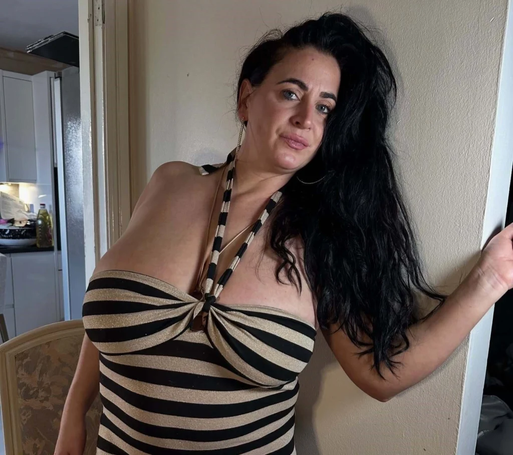OnlyFans model Lisa Ross posing for a photo - NudeNewz