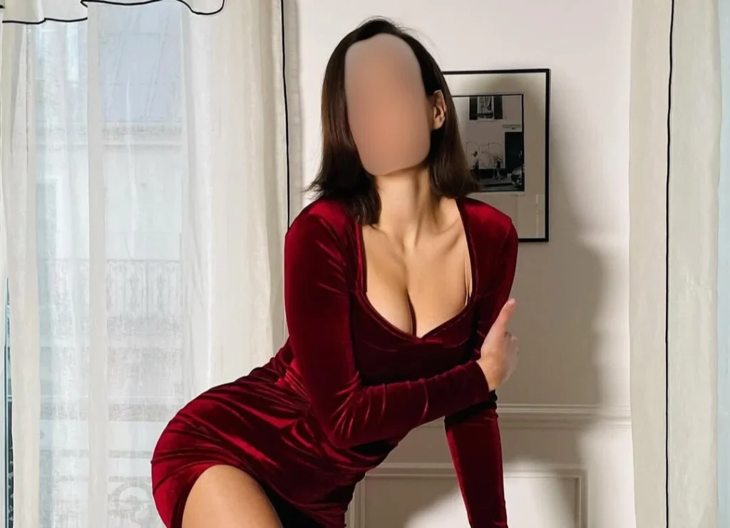 anonymous OnlyFans model posing for a photo - NudeNewz
