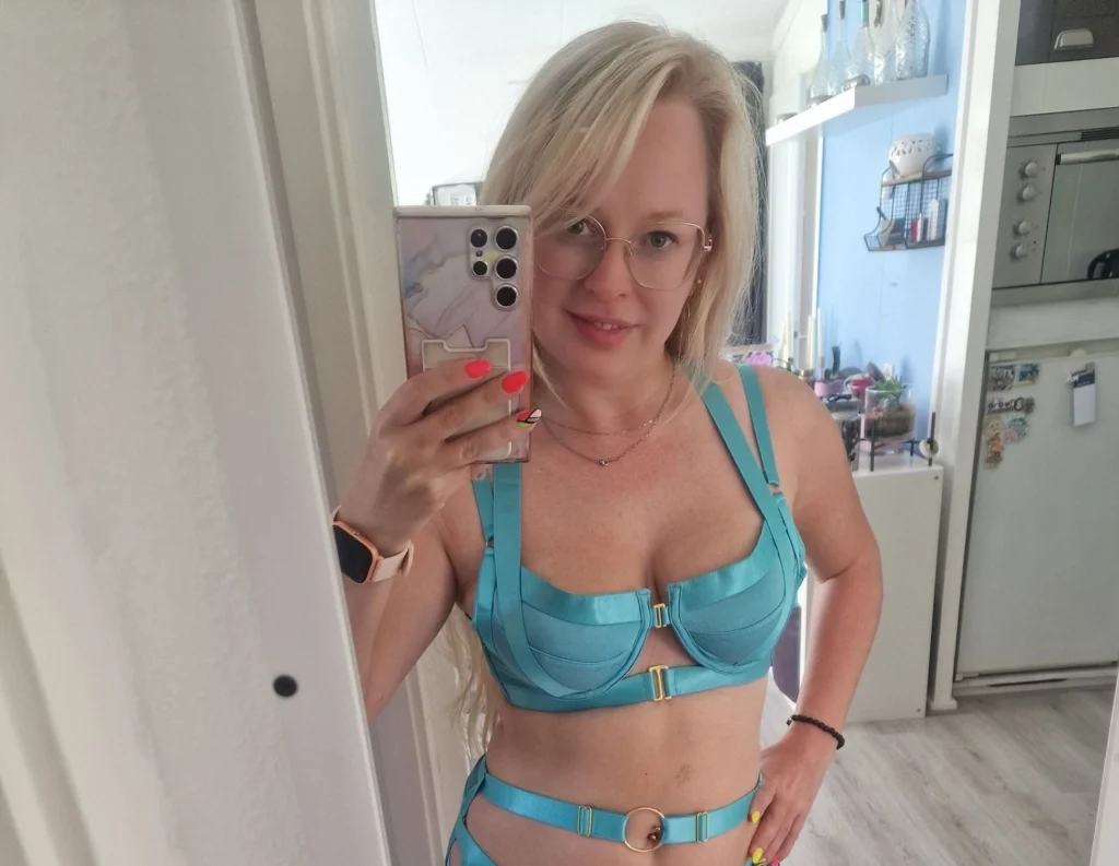 OnlyFans model Anna Lynx posing for a photo - NudeNewz