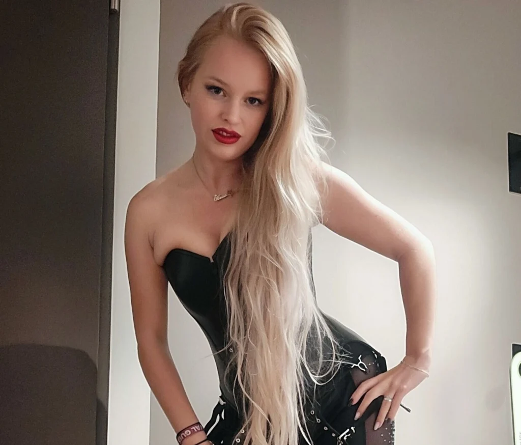 OnlyFans model Anna Lynx posing for a photo - NudeNewz